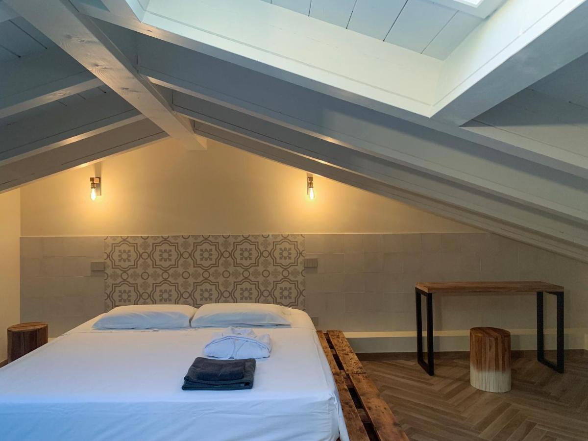 Charming Attic Apartment With Balcony & Swimming Pool Desenzano del Garda Exterior photo