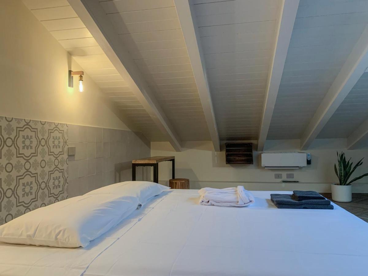 Charming Attic Apartment With Balcony & Swimming Pool Desenzano del Garda Exterior photo